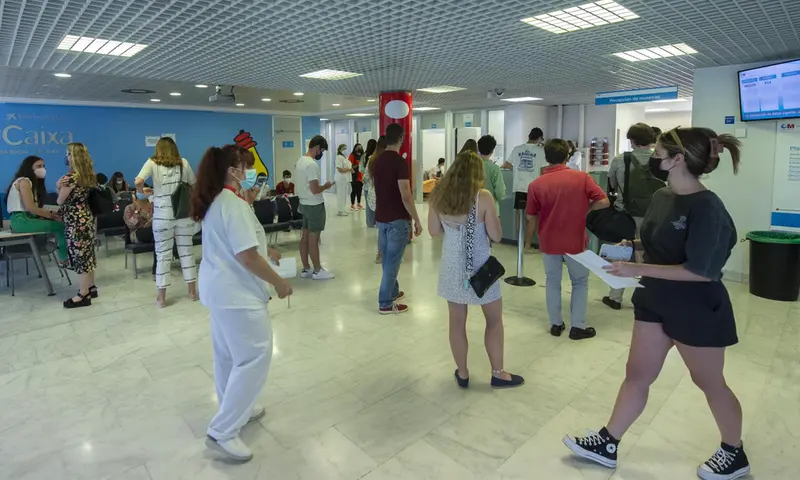 <p> Sanidad notifica 2.309 nuevos casos de coronavirus, 77 muertes y la incidencia se sit&uacute;a en 48,18 </p>