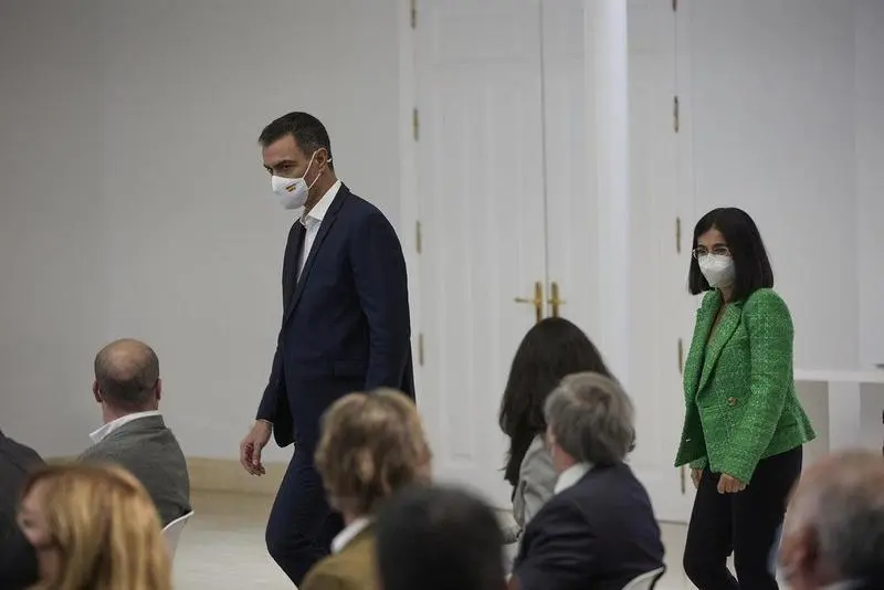 <p> La ministra de Sanidad, Carolina Darias (d) y el presidente del Gobierno, Pedro S&aacute;nchez (i), llegan al acto institucional &lsquo;Salud Mental y COVID-19&rsquo;, en el Palacio de la Moncloa, a 9 de octubre de 2021, en Madrid (Espa&ntilde;a). </p>
