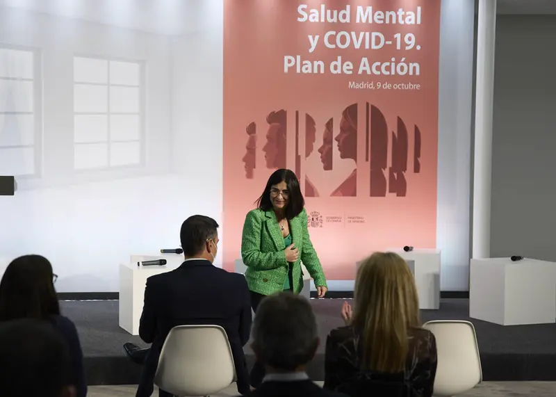 <p> La ministra de Sanidad, Carolina Darias (d), mira al presidente del Gobierno, Pedro S&aacute;nchez (i), en el acto institucional &lsquo;Salud Mental y COVID-19&rsquo;, en el Palacio de la Moncloa, a 9 de octubre de 2021, en Madrid (Espa&ntilde;a). - EUROPA PRESS/J. Hell&iacute;n. POOL - Europa Press </p>