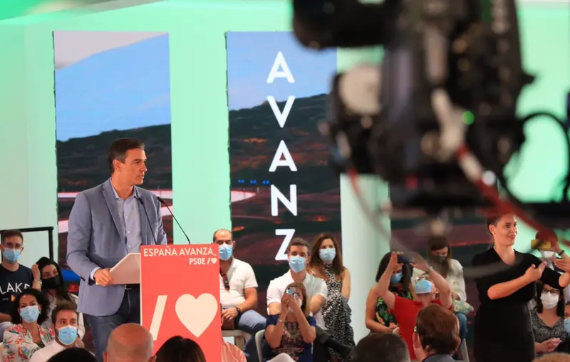 <p> S&aacute;nchez dice que los que "pontifican" con bajadas de impuestos "aparecen en los Papeles de Panam&aacute; y de Pandora" </p>
