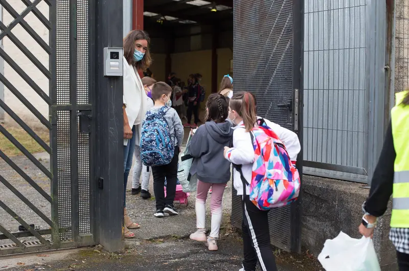 <p> Varios ni&ntilde;os entran en un colegio con medidas por el Covid-19, en una imagen de archivo. - Carlos Castro - Europa Press </p>