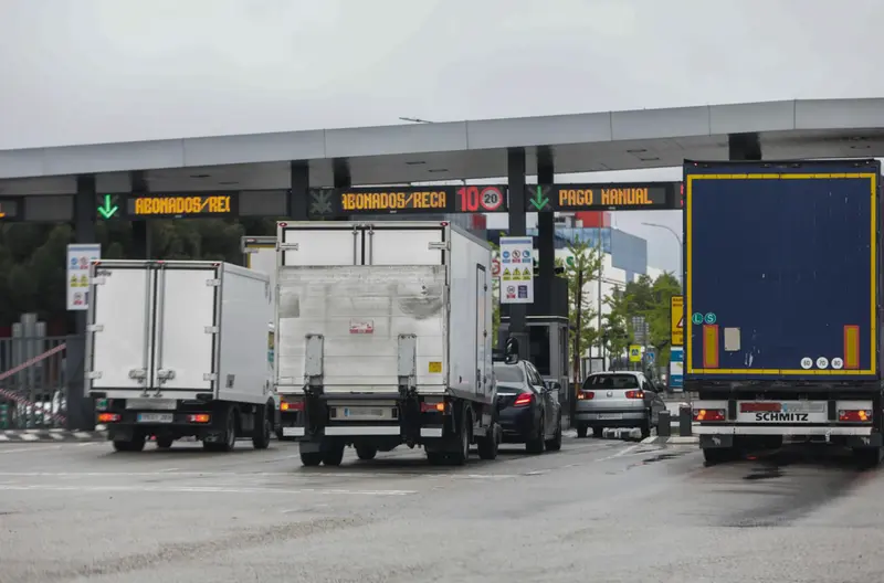 <p> Archivo - Varios camiones esperan para pasar por el peaje de acceso a Mercamadrid el pasado 15 de abril de 2020 - Jes&uacute;s Hell&iacute;n - Europa Press - Archivo </p>