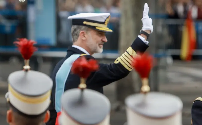 <p> Archivo - El rey Felipe VI saluda a las tropas durante el desfile militar por el D&iacute;a de la Fiesta Nacional, en Madrid (Espa&ntilde;a) a 12 de octubre de 2019. - Ricardo Rubio - Europa Press - Archivo </p>