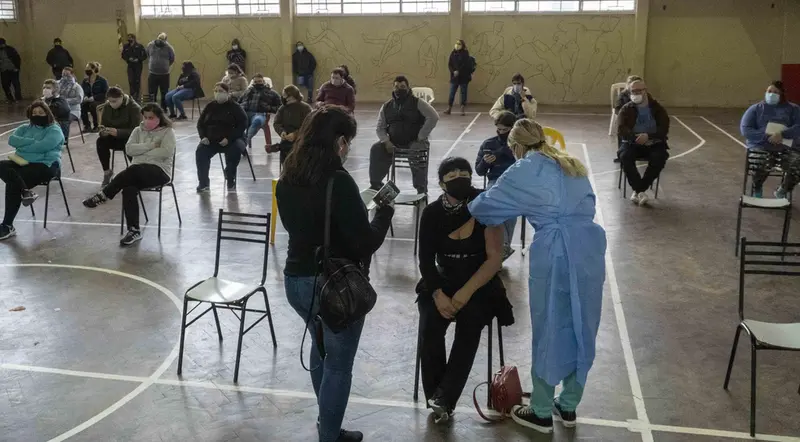 <p> Archivo - Una mujer recibe una vacuna de AstraZeneca en Argentina. - Patricio Murphy/ZUMA Wire/dpa - Archivo </p>