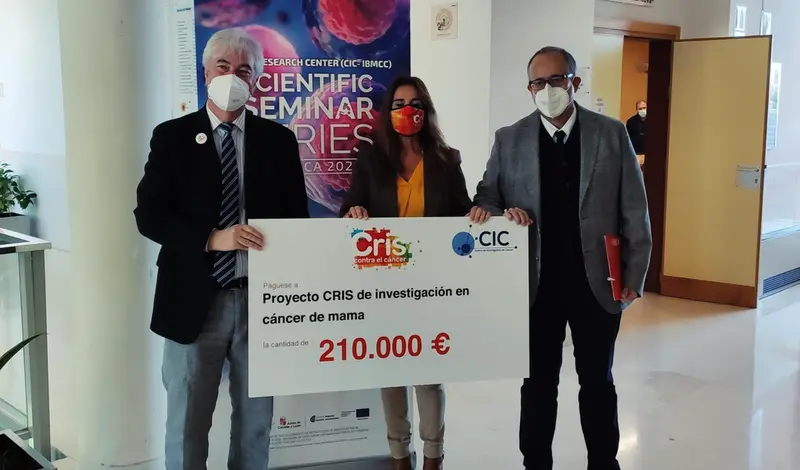 <p> Entrega de una ayuda de 210.000 euros al CIC de Salamanca, aportada por la Fundaci&oacute;n Cris, con la presencia del investigador Atanasio Pandiella, la representante de la Fundaci&oacute;n, Marta Cardona, y el vicerrector de la USAL Jos&eacute; Miguel Mateos, de I a D. - EUROPA PRESS </p>