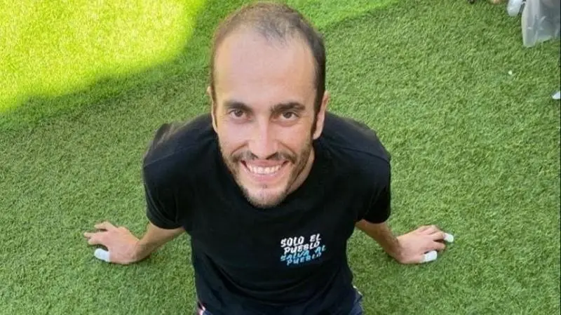 <p> Alberto, superviviente a una infecci&oacute;n que le dej&oacute; sin piernas, vuelve a caminar </p>