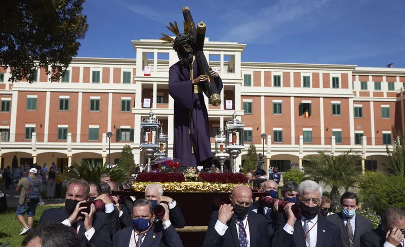 <p> Hermanos con cirios, portando mascarillas, durante la Santa Misi&oacute;n 2021 a 16 de octubre de 2021 en la Plaza de San Lorenzo de Sevilla (Andaluc&iacute;a, Espa&ntilde;a) - Joaquin Corchero - Europa Press </p>