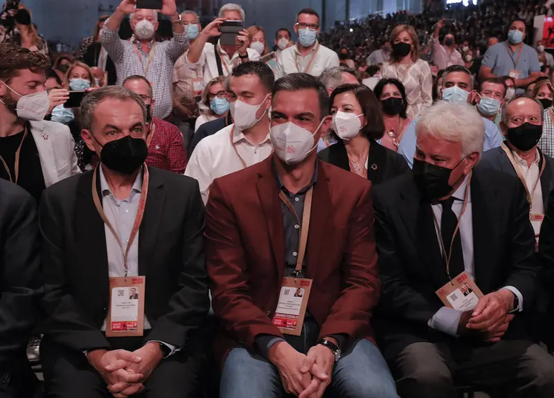 <p> (I-D) El expresidente del Gobierno, Jos&eacute; Luis Rodr&iacute;guez Zapatero, el presidente del Gobierno, Pedro S&aacute;nchez y el expresidente del Gobierno, Felipe Gonz&aacute;lez, participan en el acto de apertura oficial, enmarcado en la segunda jornada del 40 Congreso Federal - Rober Solsona - Europa Press </p>