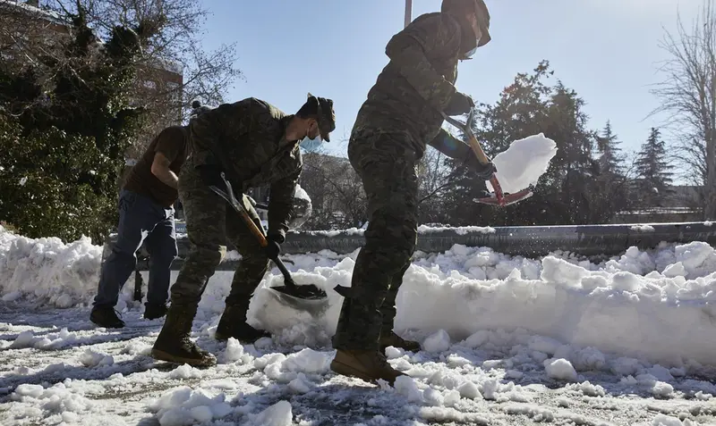 <p> Militares del Ej&eacute;rcito de Tierra limpian el acceso de entrada al Hospital Gregorio Mara&ntilde;&oacute;n, en Madrid - Jes&uacute;s Hell&iacute;n - Europa Press </p>