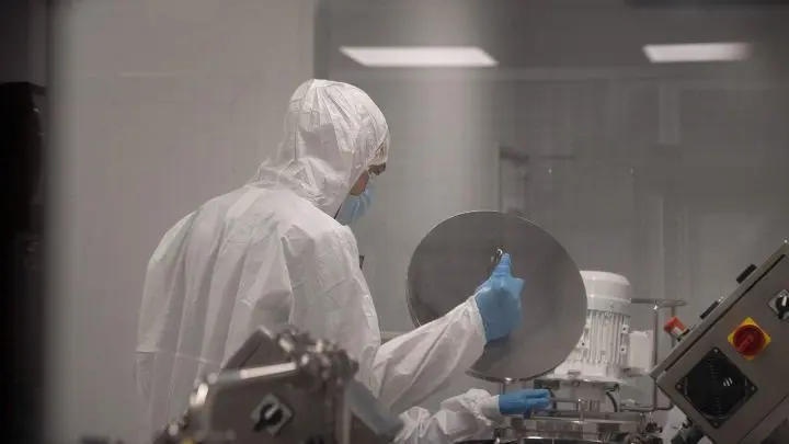 <p> Cient&iacute;fico en el estudio de r&eacute;plica del Covid </p>