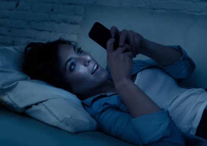 <p> Mujer usando excesivamente el tel&eacute;fono m&oacute;vil </p>