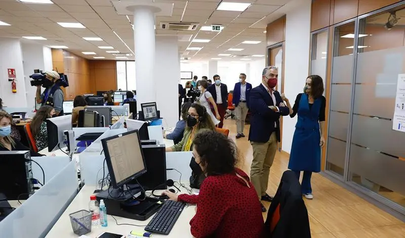 <p> El consejero El&iacute;as Bendodo, durante su visita a la sede de Grupo V&eacute;rtice </p>