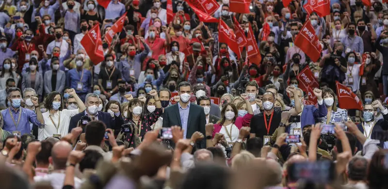 <p> El presidente del Gobierno y secretario general del PSOE, Pedro S&aacute;nchez (centro), rodeado de miembros de la nueva Comisi&oacute;n Ejecutiva Federal, en la clausura del 40&ordm; Congreso Federal del partido, a 17 de octubre de 2021, en Valencia. - Rober Solsona - Europa Press </p>