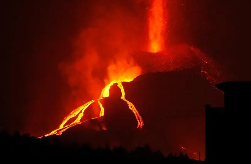 <p> Las coladas de La Laguna contin&uacute;an avanzando con un "enorme aporte de energ&iacute;a" hacia el mar </p>