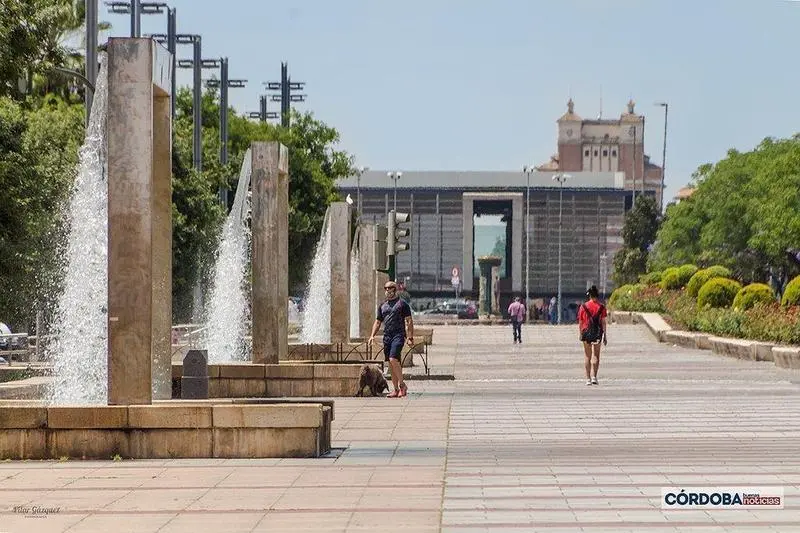 <p> Ambiente al mediodía en el Vial Norte en Córdoba / Pilar Gázquez. </p>