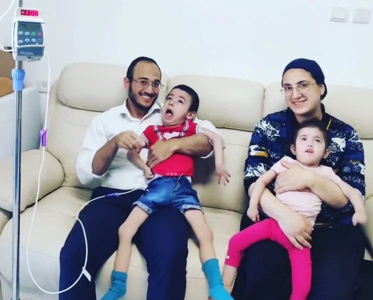 <p> Meir y Yehudit, ambos con parkinson infantil </p>