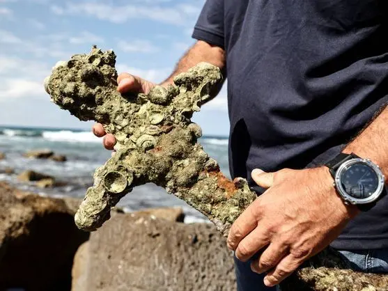 <p> La espada con 900 a&ntilde;os de antig&uuml;edad descubierta por un buzo en aguas israel&iacute;s. </p>