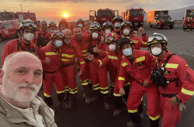 <p> El chef espa&ntilde;ol Jos&eacute; Andr&eacute;s, con miembros de los equipos de emergencia en La Palma - @CHEFJOSEANDRES </p>