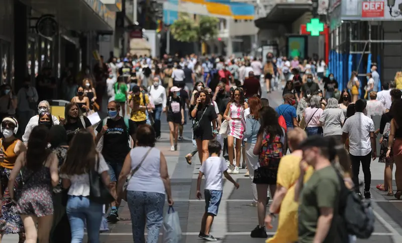 <p> Un grupo de personas camina en el centro de la capital, a 28 de junio de 2021, en Madrid, (Espa&ntilde;a). - Isabel Infantes - Europa Press </p>