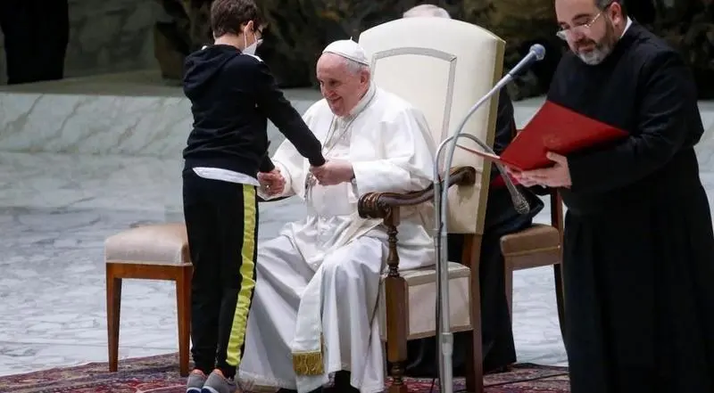 <p> El ni&ntilde;o no dud&oacute; un momento en acercarse al Papa, que tampoco dud&oacute; en bromear con &eacute;l e incluso cederle su asiento durante unos momentos. </p>