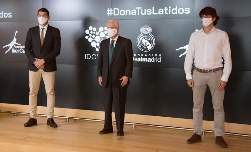<p> Iker Casillas, Enrique S&aacute;nchez y el doctor Manuel Marina Breysse tras presentar la iniciativa para acercar la cardiolog&iacute;a digital a colectivos vulnerables - ANDRES ENTERO </p>
