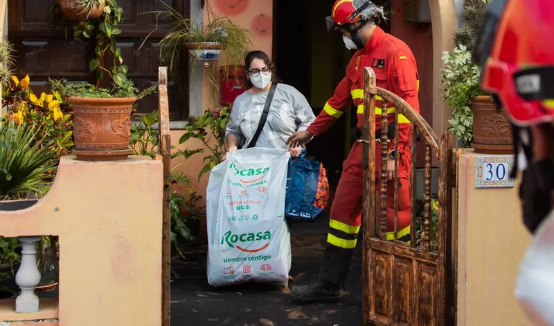 <p> Efectivos del segundo Batall&oacute;n de la Unidad Militar de Emergencias (UME), durante una recogida de enseres en la zona de viviendas San Borond&oacute;n, en La Palma, Canarias (Espa&ntilde;a). Esta recogida de enseres se debe a la cercan&iacute;a de la colada de lava del volc&aacute;n - Unidad Militar de Emergencias </p>