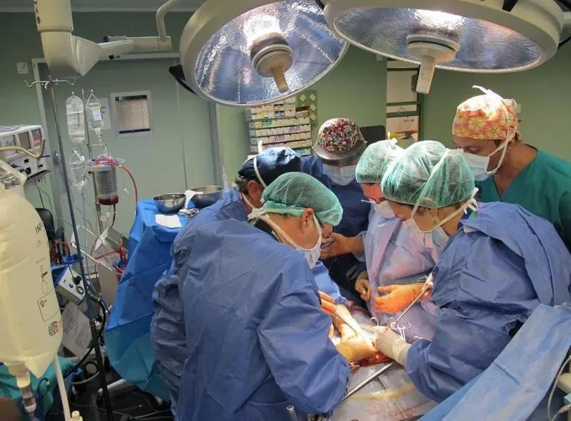 <p> M&eacute;dicos realizando un transplante. </p>