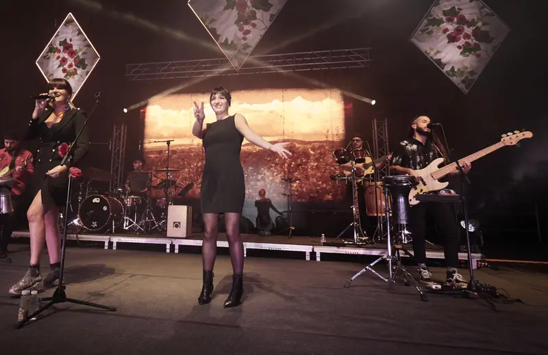 <p> Rozal&eacute;n y su banda, durante un concierto para presentar su &uacute;ltimo &aacute;lbum, &lsquo;El &aacute;rbol y el bosque&rsquo;, en el Navarra Arena de Pamplona, a 16 de octubre de 2021, en Pamplona, Navarra (Espa&ntilde;a) - EUROPA PRESS </p>