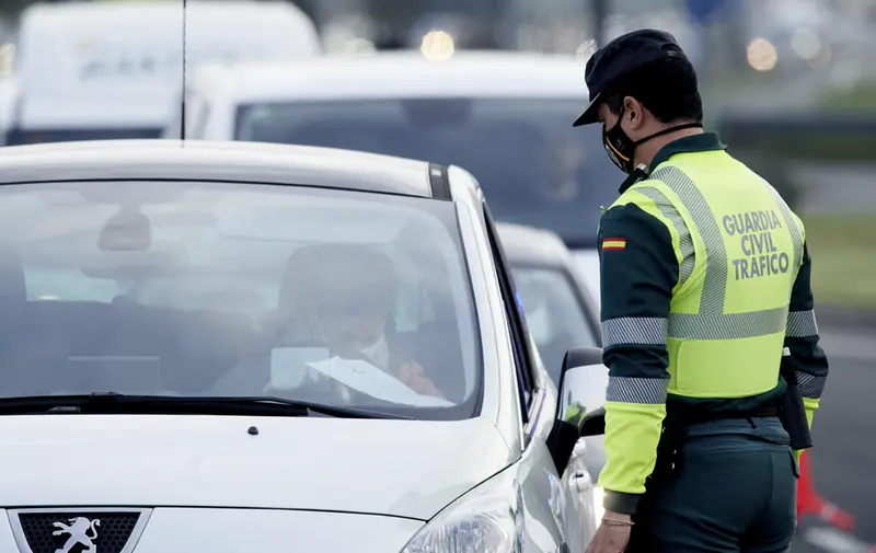 <p> Archivo - Un agente de la Guardia Civil le pide la documentaci&oacute;n al conductor de un veh&iacute;culo durante un control efectuado en Laredo, Cantabria - Juan Manuel Serrano Arce - Europa Press - Archivo </p>