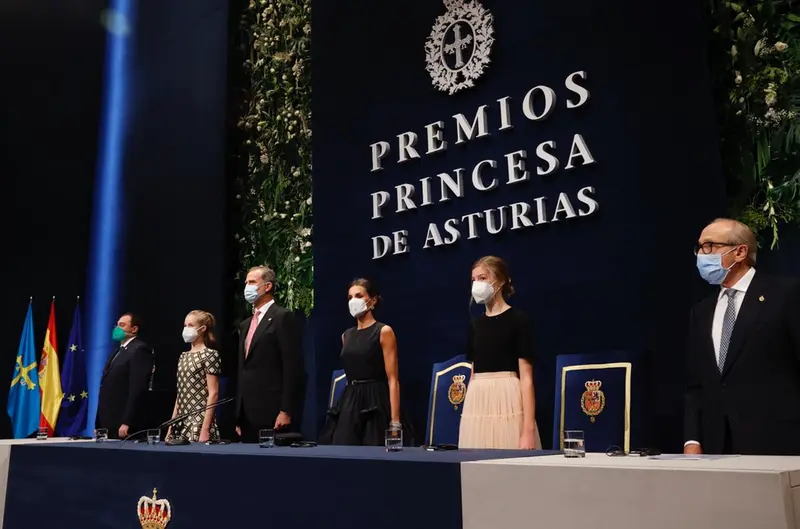 <p> Los Reyes, la Princesa Leonor y la Infanta Sof&iacute;a durante la entrega de los premios Princesa de Asturias - CASA S. M. EL REY </p>
