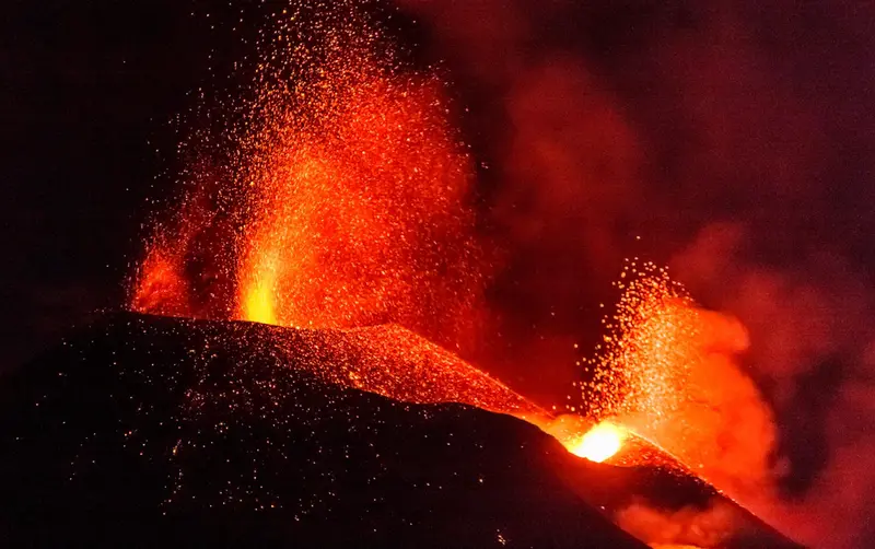 <p> Lava y piroclastos emitidos por el volc&aacute;n de Cumbre Vieja, a 20 de octubre de 2021, en La Palma - Europa Press </p>