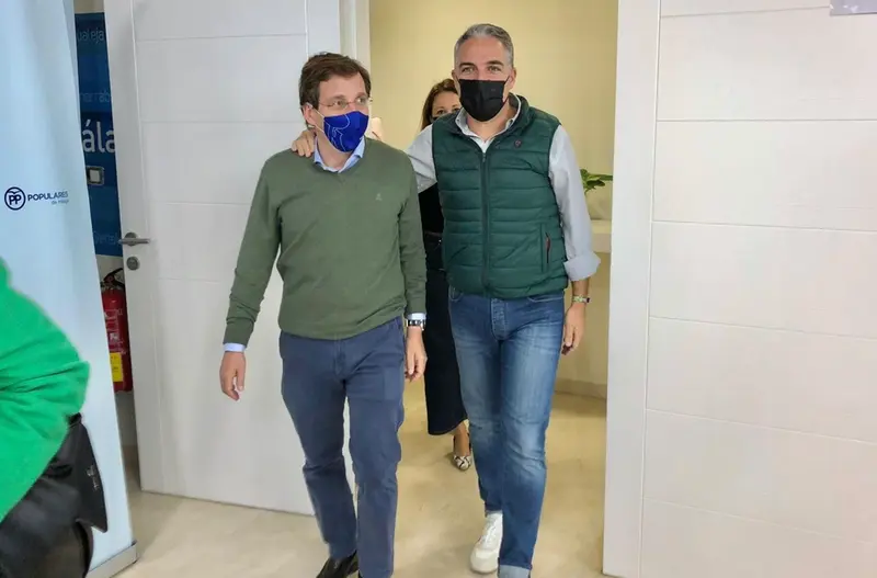 <p> El alcalde de Madrid y portavoz del PP, Jos&eacute; Luis Mart&iacute;nez Almeida, juanto al presidente del PP de M&aacute;laga, El&iacute;as Bendodo - PP M&Aacute;LAGA </p>