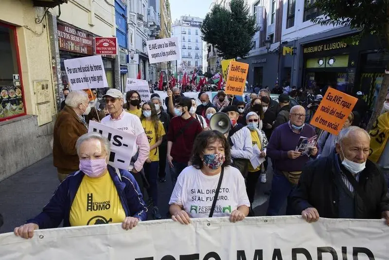 <p> Manifestantes defendiendo el tren como medio de transporte ecol&oacute;gico </p>
