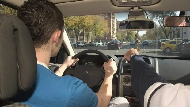 <p> Conductor joven al volante </p>