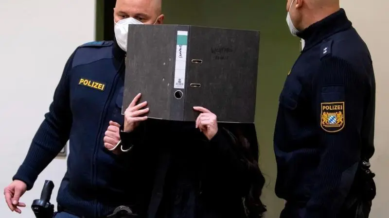 <p> La detenida se tap&oacute; la cara a lo largo del juicio para que nadie pudiera sacar fotos de su cara. </p>