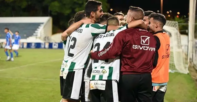 <p> El C&oacute;rdoba C.F celebrando el gol de la victoria frente al Xerez </p>