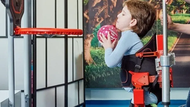 <p> Ni&ntilde;o con exoesqueleto </p>