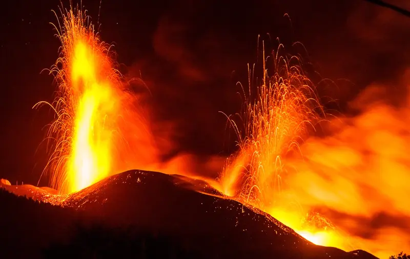 <p> Colada de lava y piroclastos que salen del volc&aacute;n de Cumbre Vieja, a 28 de octubre de 2021, en La Palma, Santa Cruz de Tenerife, Canarias, (Espa&ntilde;a). La erupci&oacute;n de lava del volc&aacute;n de Cumbre Vieja cubre ya un total de 911,6 hect&aacute;reas y ha destruido 2.183 e - Europa Press </p>