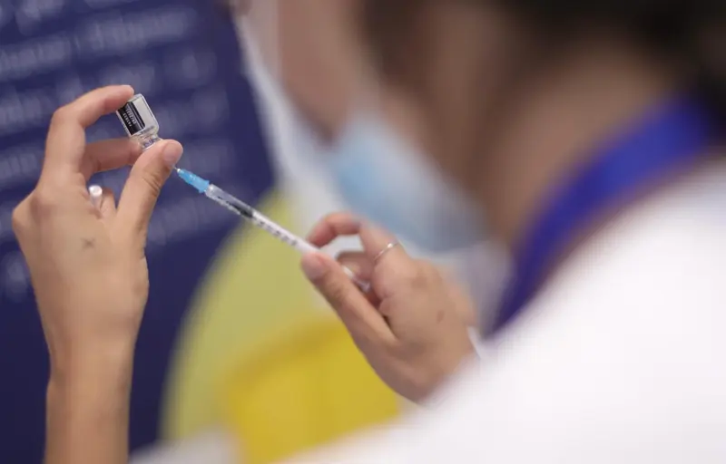 <p> Archivo - Una sanitaria recarga una dosis de la vacuna contra la COVID-19 - Eduardo Parra - Europa Press - Archivo </p>