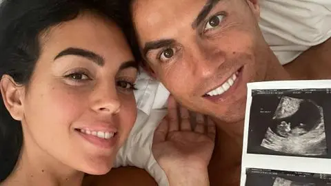 <p> Georgina y Cristiano anunciando que tendr&aacute;n gemelos </p>