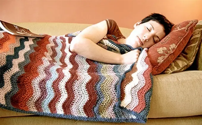 <p> Persona durmiendo en el sof&aacute; </p>