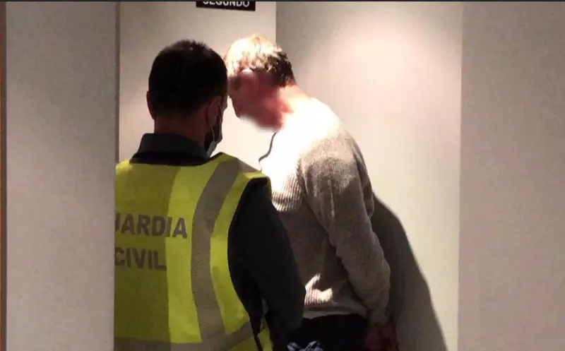 <p> Momento de la detenci&oacute;n del presunto autor de la muerte de un menor en Lardero - GUARDIA CIVIL </p>