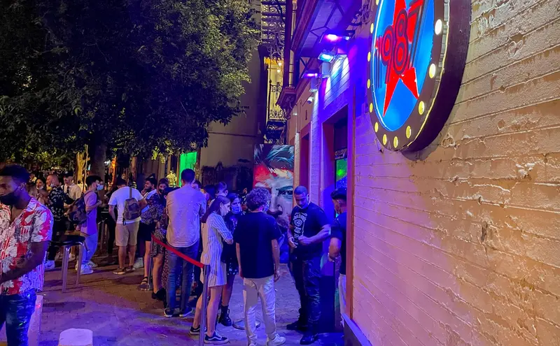 <p> Archivo - Colas en una discoteca en la Alameda de Hercules (archivo) - Eduardo Briones - Europa Press - Archivo </p>