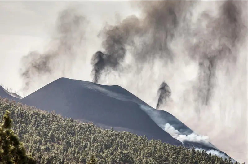 <p> Vista del volc&aacute;n de Cumbre Vieja con las tres nubes de ceniza, desde Los Llanos de Aridane - Europa Press </p>