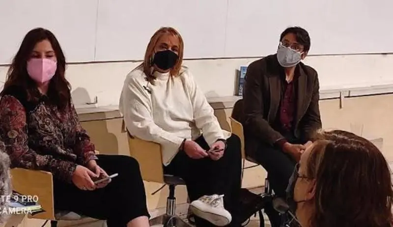 <p> En el centro, Milagros Mart&iacute;n-Lunas Gorriti, acompa&ntilde;ada por la periodista Puri Beltr&aacute;n y el actor Carmelo G&oacute;mez en la presentaci&oacute;n del libro 'Mi vida con un TDAH'. - EUROPA PRESS </p>