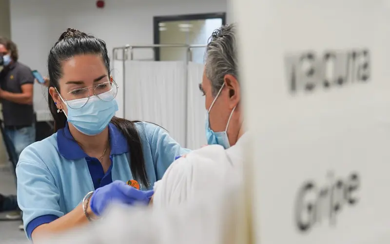 <p> Una `persona se vacuna con la tercera dosis Covid y la vacuna de la gripe a 18 de octubre del 2021 en Sevilla (Andaluc&iacute;a). - Eduardo Briones - Europa Press </p>