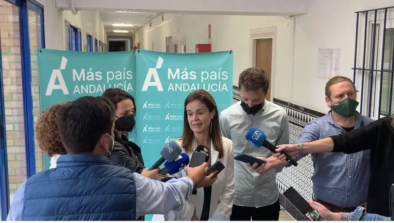 <p> La coordinadora de M&aacute;s Pa&iacute;s Andaluc&iacute;a, Esperanza G&oacute;mez, este s&aacute;bado en declaraciones a los medios junto a I&ntilde;igo Errej&oacute;n. - M&Aacute;S PA&Iacute;S ANDALUC&Iacute;A </p>