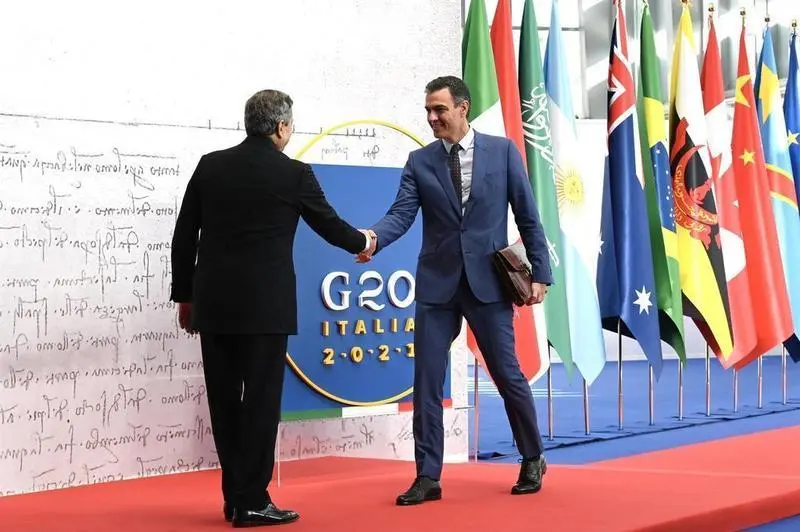 <p> El presidente del Gobierno de Espa&ntilde;a, Pedro S&aacute;nchez (d), y el primer ministro italiano, Mario Draghi (i), durante la cumbre del G20, en el centro de congresos de la Nuvola, a 20 de octubre de 2021, en Roma (Italia). </p>