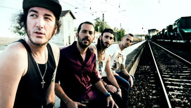 <p> Miguel &Aacute;ngel Mart, en primer t&eacute;rmino, con los miembros de la banda Estirpe.ESTIRPE </p>