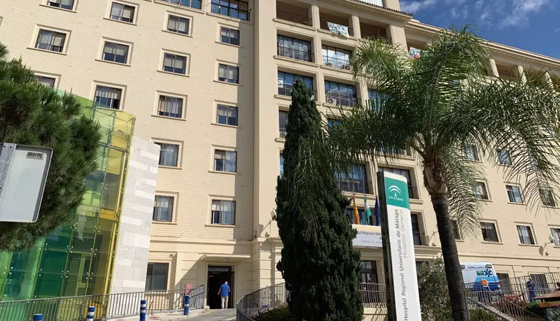 <p> Archivo - Fachada del Hospital Regional de M&aacute;laga - JUNTA DE ANDALUC&Iacute;A - Archivo </p>